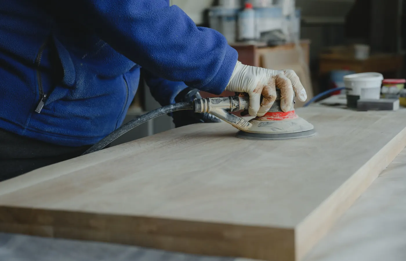 Atelier — ponçage à la main